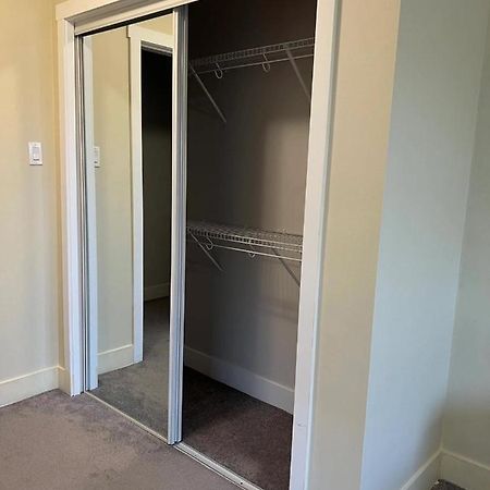 Spacious And Bright Large Suite With Separate Bathroom Richmond Luaran gambar